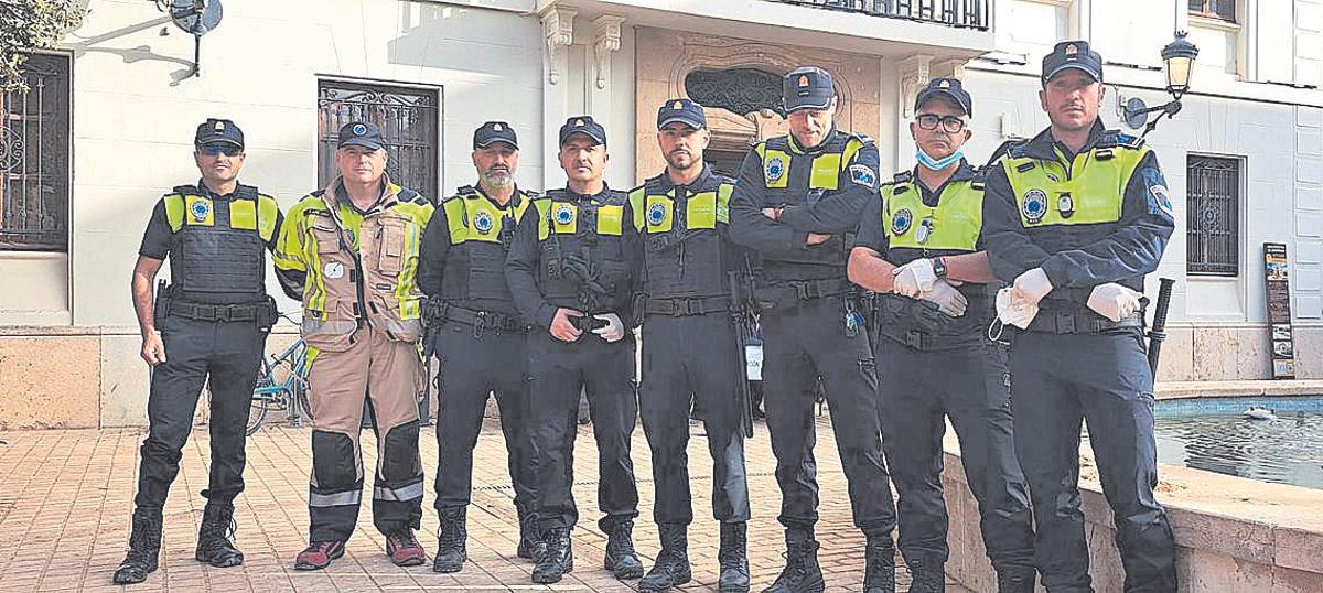 Imagen de los agentes que estuvieron ayer en Benetússer.