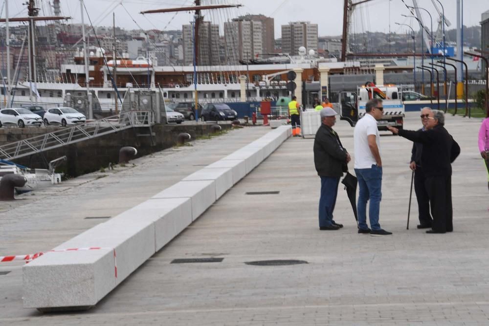 El Concello instala el banco de protección de la Marina