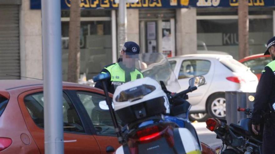 Agents de la Policia Municipal de Girona en una actuació de trànsit