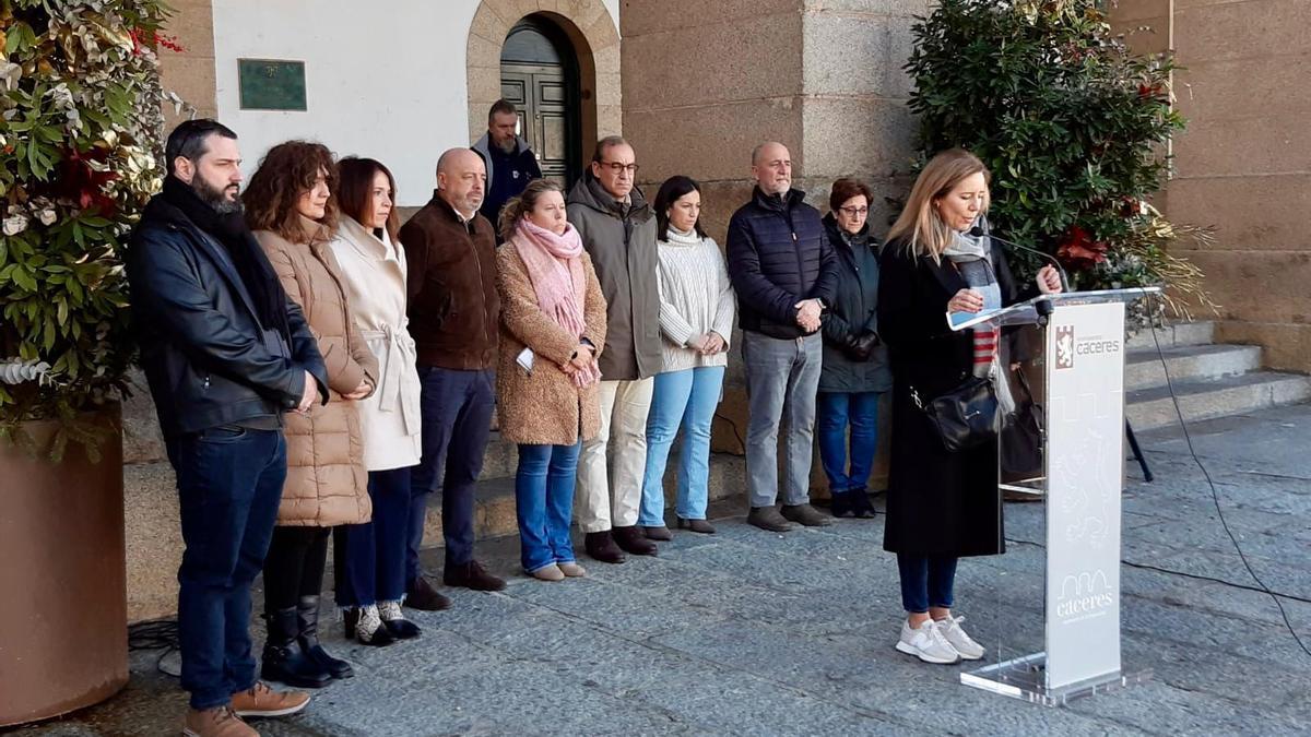 Representantes municipales durante el minuto de silencio en las escalinatas del ayuntamiento, este viernes.