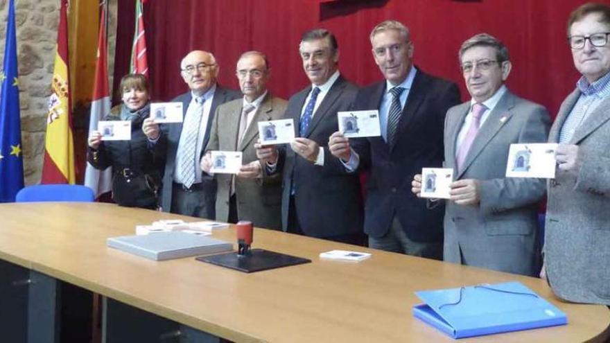 Presentación ayer tarde del sello sobre Fermoselle y vista de la villa.