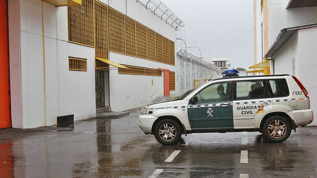 La Guardia Civil vigila y asegura el perímetro interior del centro penitenciario de Pereiro de Aguiar.   | // IÑAKI OSORIO