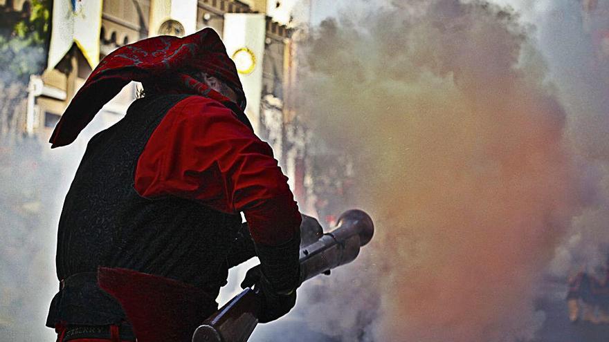 Acto de arcabucería en las Fiestas de Moros y Cristianos de Ibi. JUANI RUZ