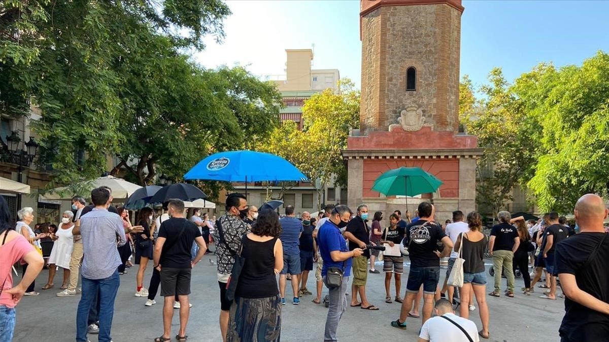 Restauradores del barrio de Gràcia de Barcelona se manifiestan el 12 de agosto del 2020 para pedir más terrazas