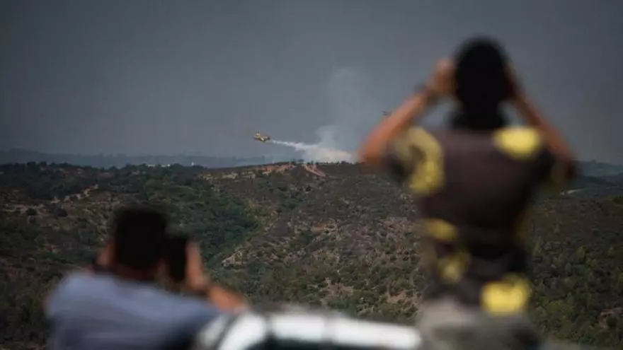 Complicada jornada de lucha contra el fuego en Las Peñas de Riglos, Huesca