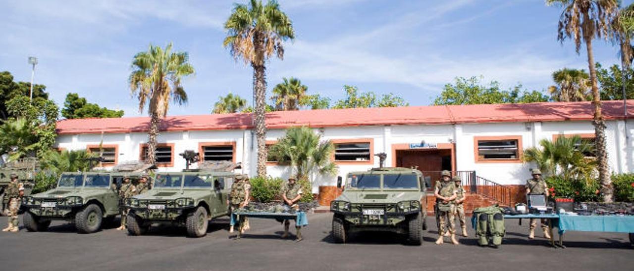 Soldados de la unidad del régimen Canarias 50, junto a tanques Vamtac en el acuartelamiento Alemán Ramírez, en la Isleta.