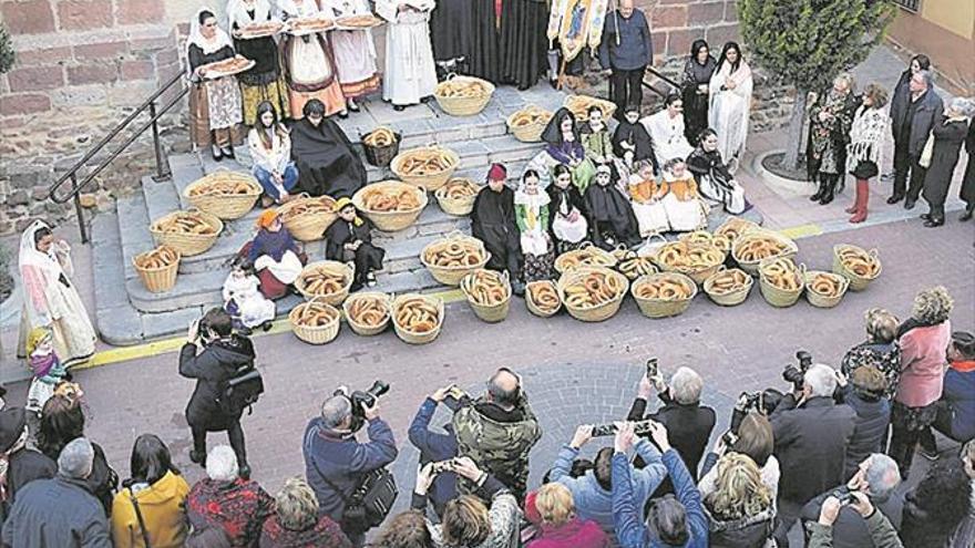 El Raval de la Pobla Tornesa vive la bendición de los ‘rotllos’