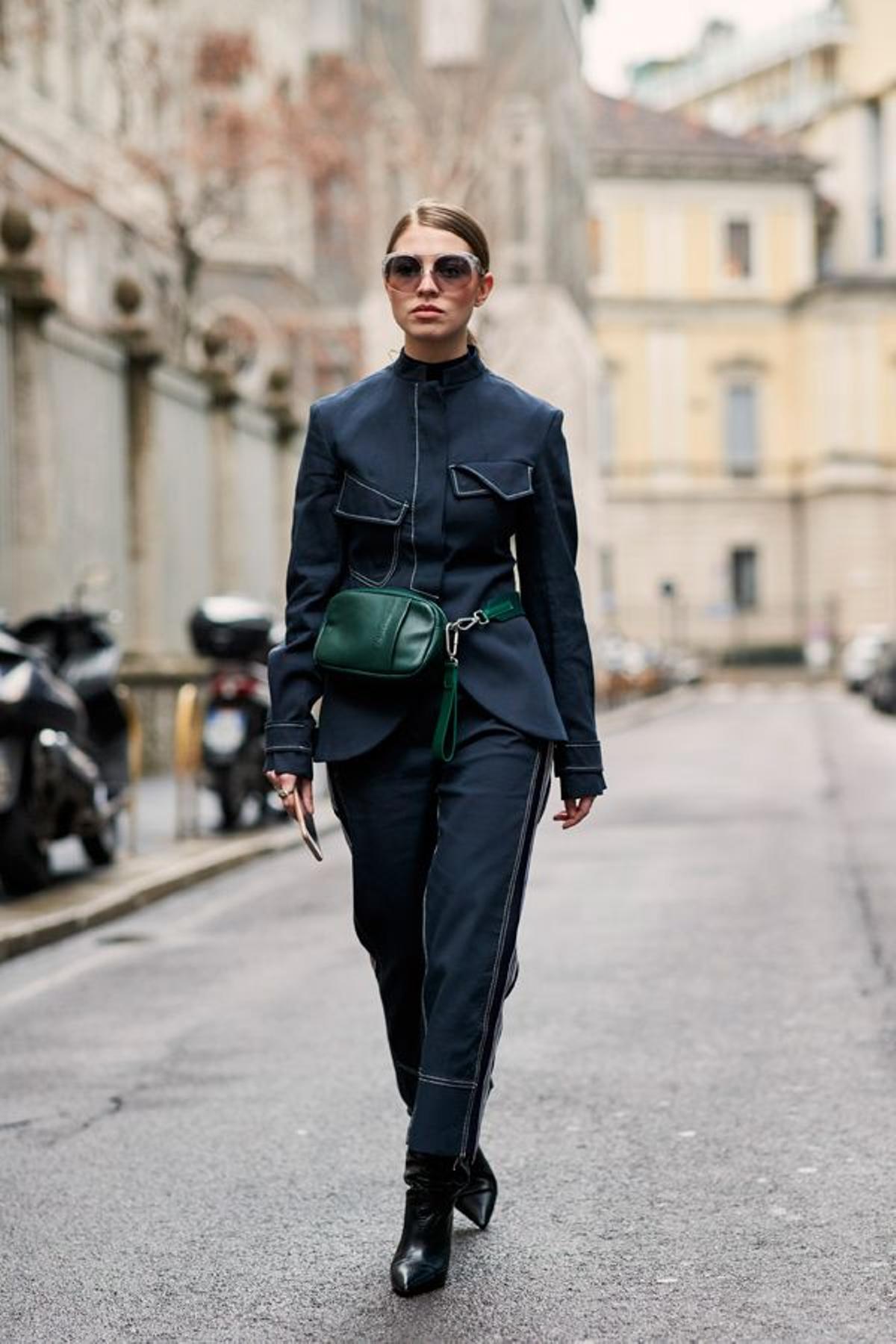 Riñonera de Sportmax sobre un traje asimétrico con las costuras vistas en el 'street style' de Milán