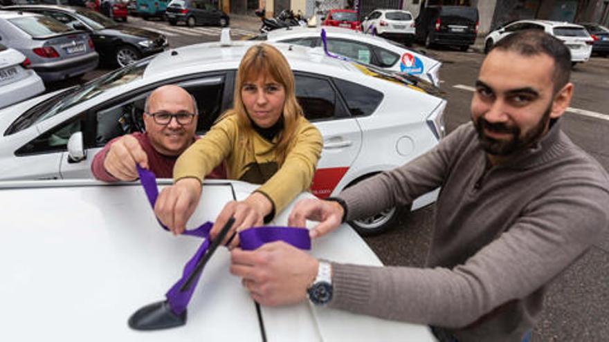 Taxis con lazos violetas al auxilio de las mujeres