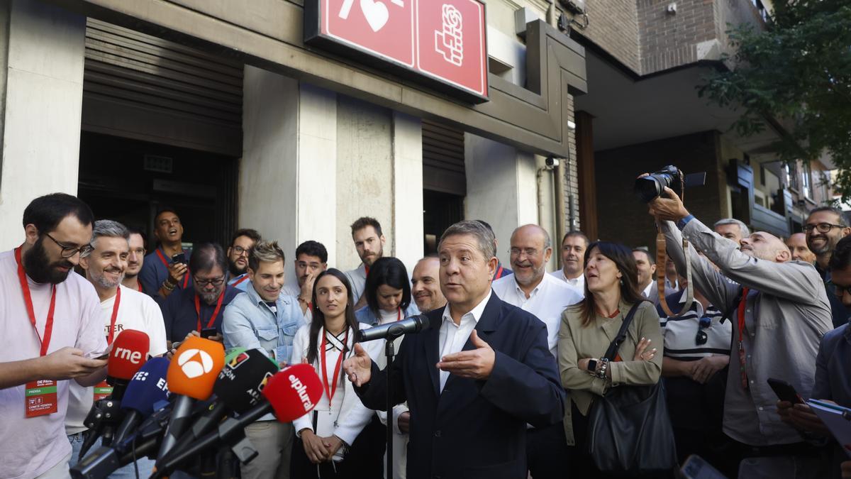 El presidente de Castilla-La Mancha, Emiliano García-Page (c), a su llegada al Comité Federal de su partido este sábado en Madrid.