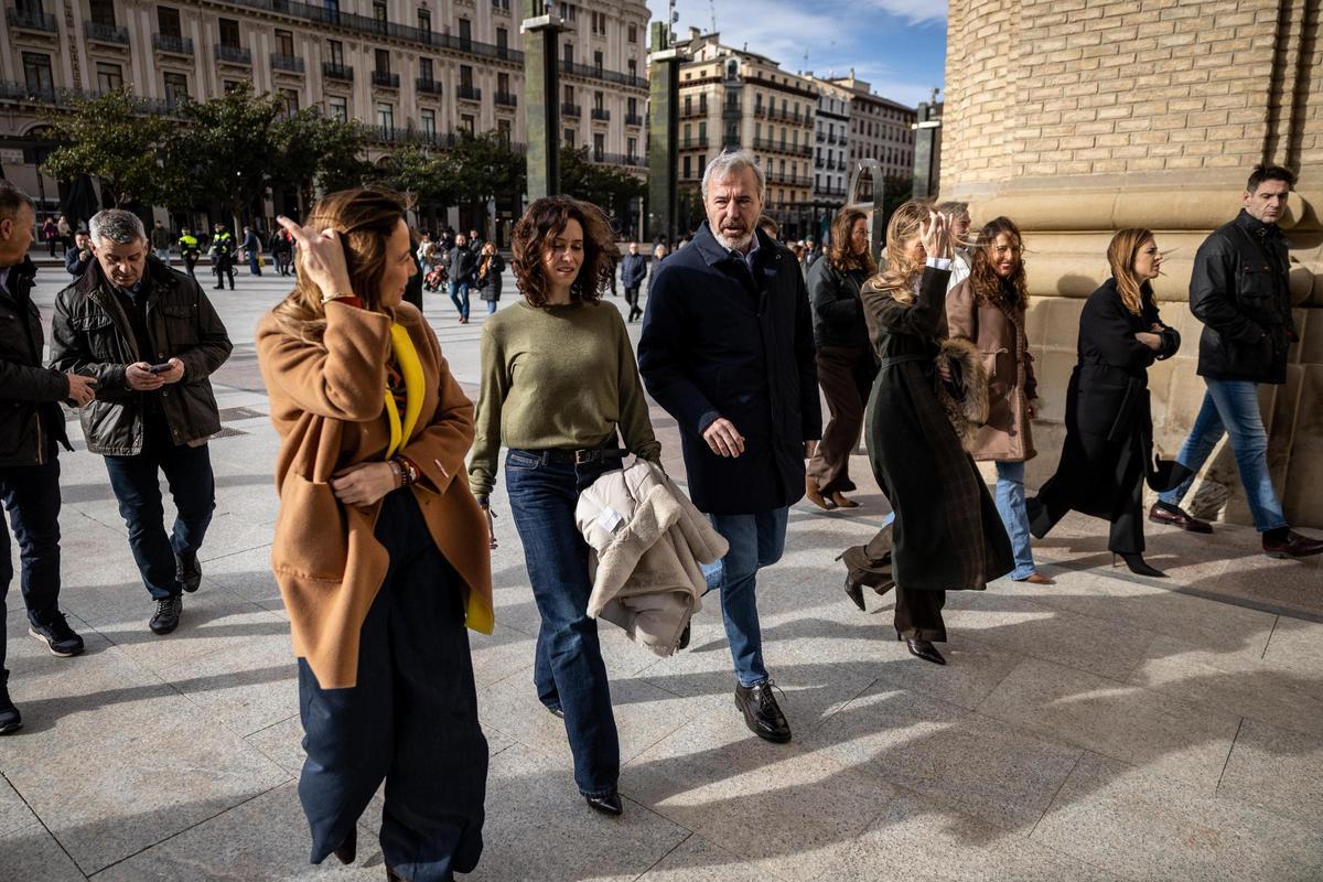 En imágenes | Primer gran acto del PP en Zaragoza para las elecciones del 8F y visita de Azcón y Ayuso a la Basílica del Pilar