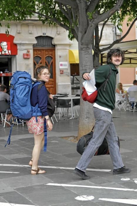 Wegkreuz, Treffpunkt, Schlafgelegenheit, Tanzparkett: Die Plaça d'Espanya ist das Herz Palmas. Ein Tag auf einem Platz im Wandel.