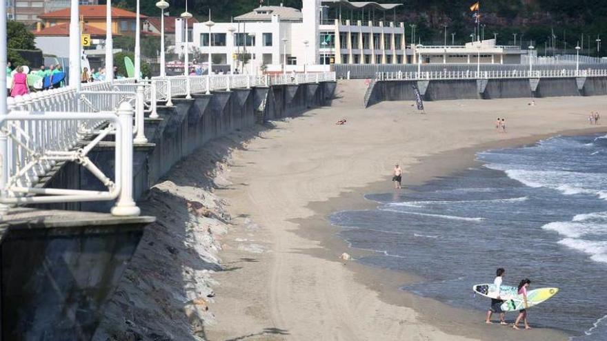 La playa de Salinas durante una pleamar, sin apenas espacio para los bañistas.