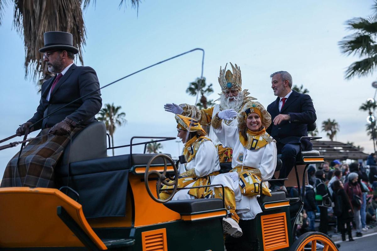 Los Reyes Magos recorren las calles de Barcelona