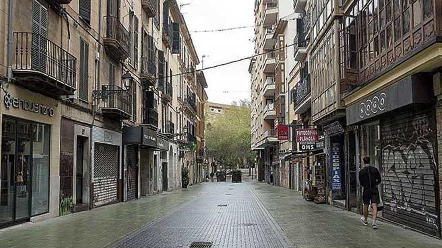 Una calle cÃ©ntrica de la ciudad con la prÃ¡ctica totalidad de los comercios cerrados por el coronavirus.