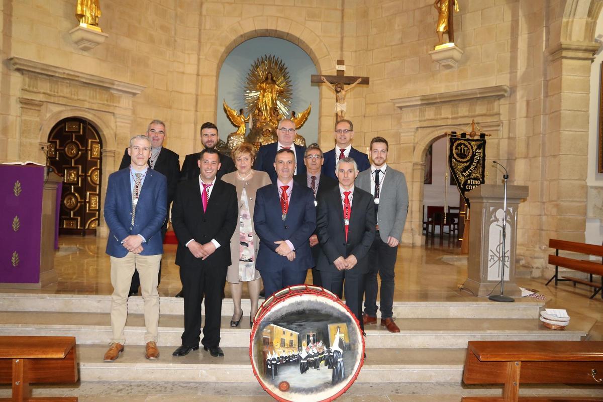 Melchor Paús, en el centro de la imagen, durante un actos de la Hermandad del Santísimo Cristo del Calvario