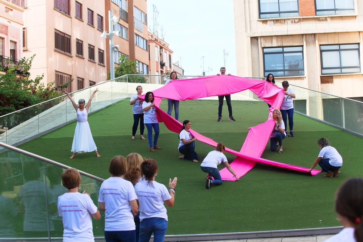 A ritmo de danza, se dio forma a un gran lazo rosa, símbolo de la lucha contra el cáncer.