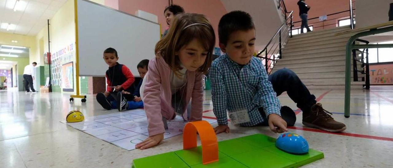 Alumnos de Infantil se divierten con un juego de lógica durante las jornadas.