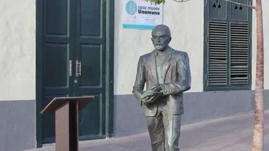 Estatua de Miguel de Unamuno, en Puerto del Rosario.