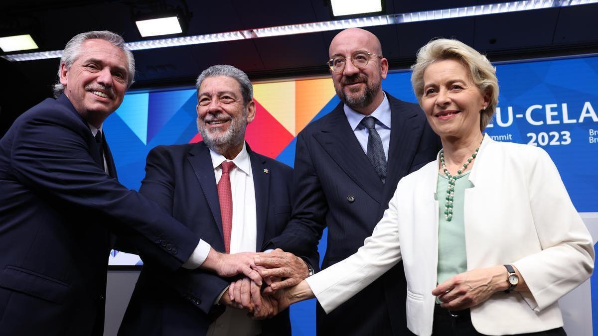 El presidente de Argentina Alberto Fernandez, el primer ministro de San Vincente y Granadinas Ralph Gonsalves, el presidente del Consejo Europeo Charles Michel y la presidenta de la Comisión Europea Ursula Von der Leyen.