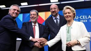 El presidente de Argentina Alberto Fernandez, el primer ministro de San Vincente y Granadinas Ralph Gonsalves, el presidente del Consejo Europeo Charles Michel y la presidenta de la Comisión Europea Ursula Von der Leyen.