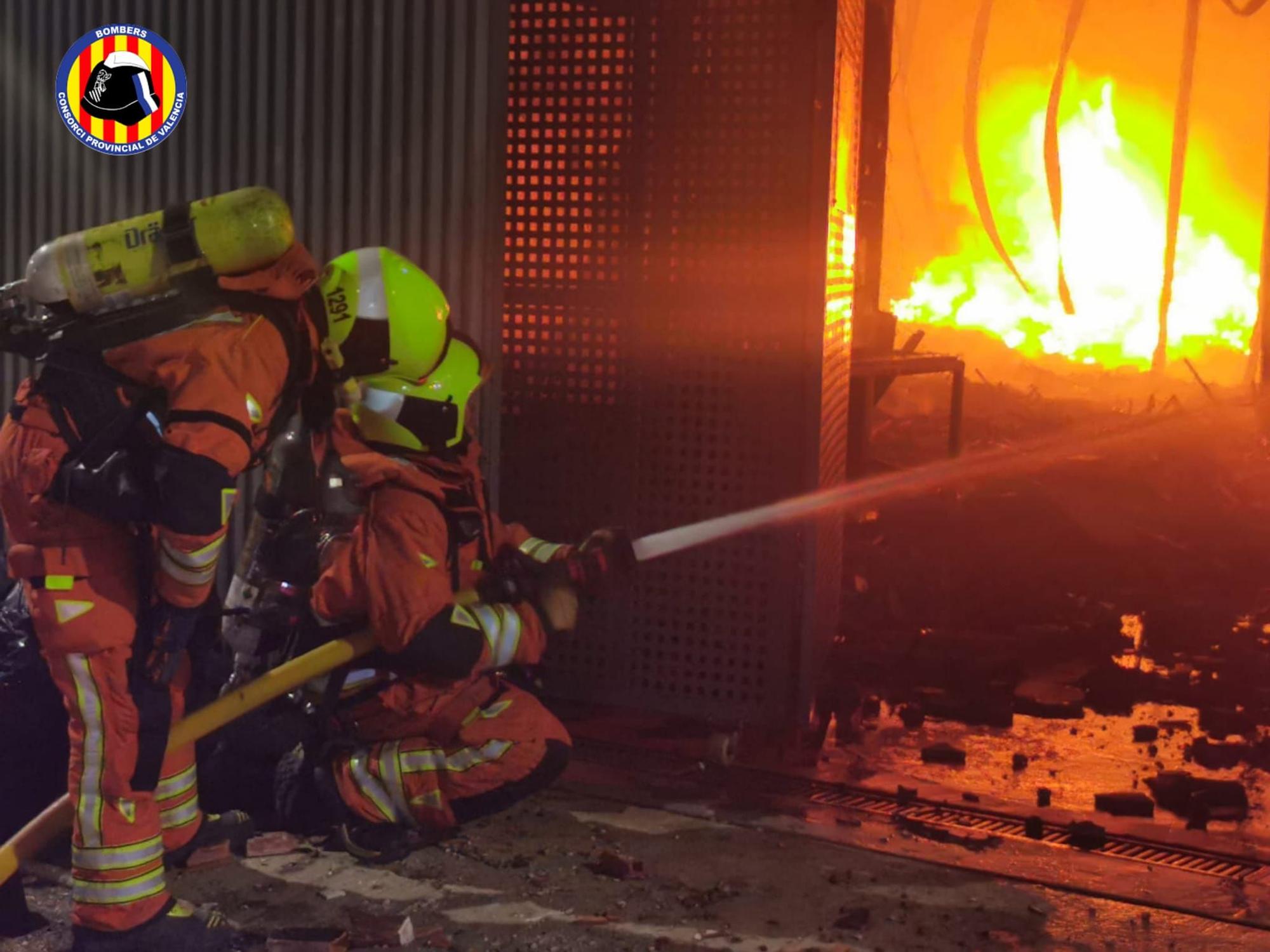 Así sofocan los bomberos las llamas de una nave industrial de Beniarjó