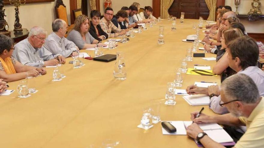 Reunión de entidades benéficas, ayer con la concejal de Igualdade, Rocío Fraga.