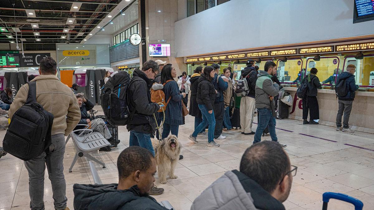 Desconcierto en la estación de Sants tras la suspensión del servicio de Rodalies