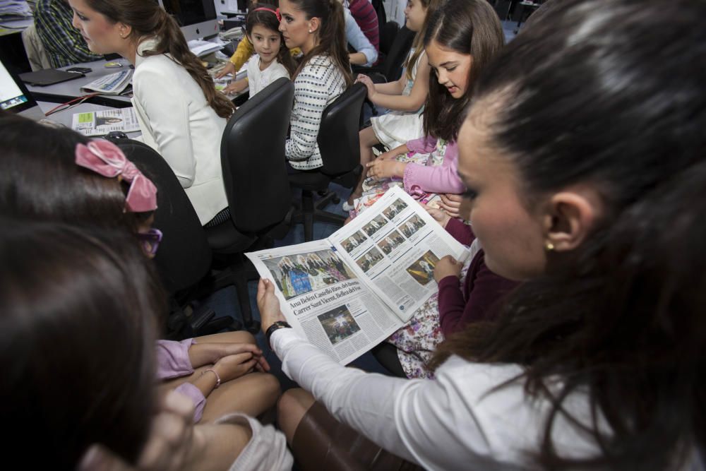 La Bellea del Foc y la Infantil, acompañadas de sus damas, visitaron la redacción del periódico y respondieron a las preguntas de los lectores en un encuentro digital