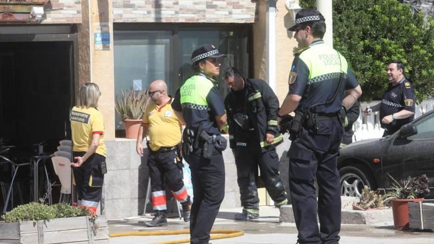 Susto en la playa de Almassora al incendiarse una casa encima de un bar