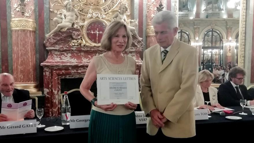 La cacereña recibe la medalla de plata de la Real Academia de Artes de París.