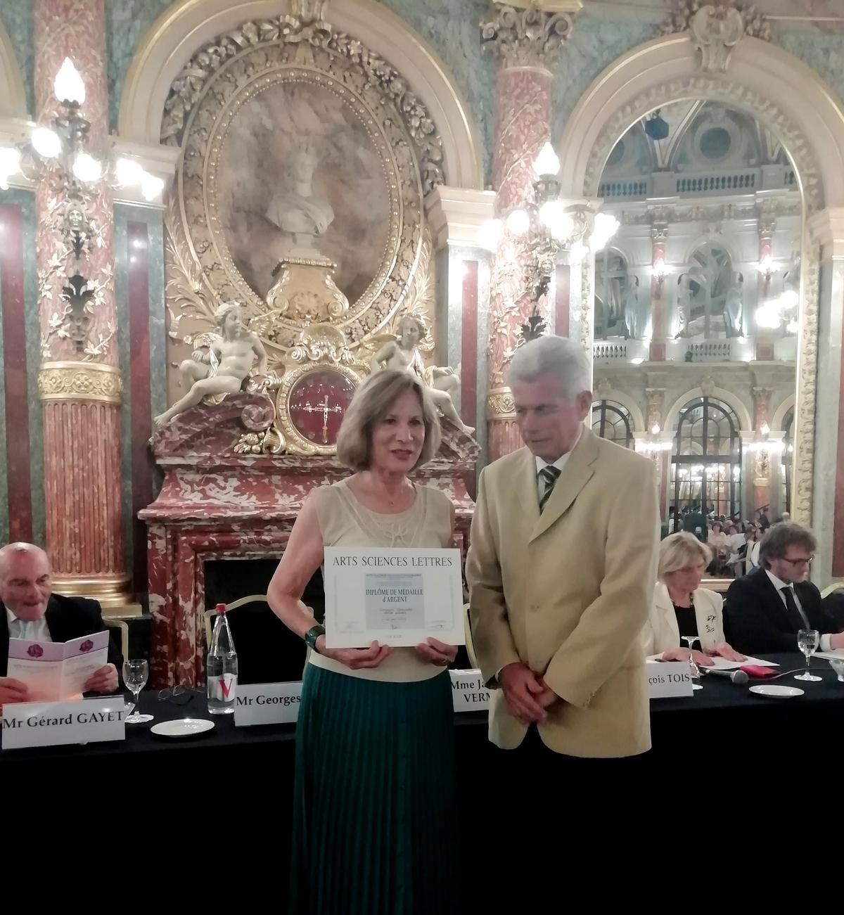 La cacereña recibe la medalla de plata de la Real Academia de Artes de París.