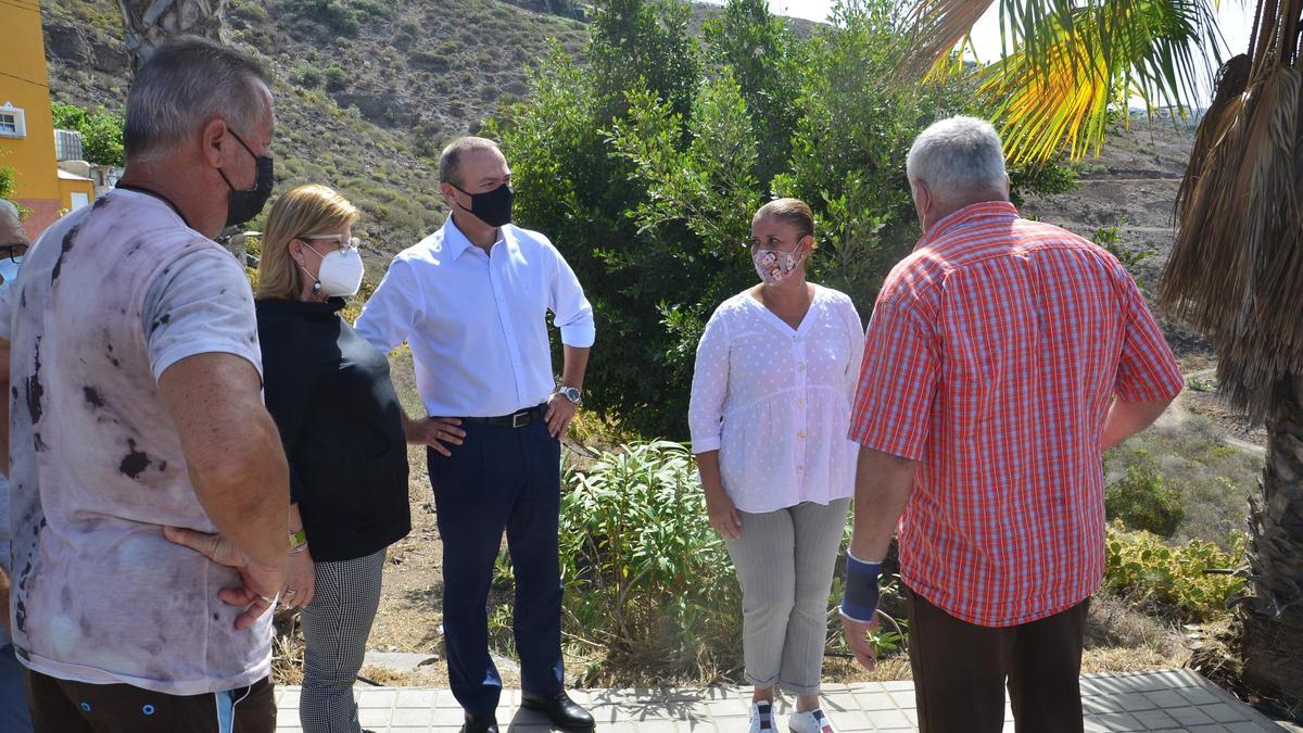 Augusto Hidalgo durante el encuentro con los vecinos de Cuevas Blancas