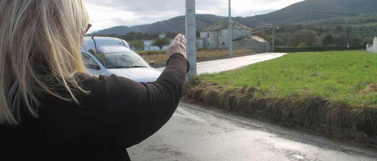 María del Carmen González señala la zona donde se vería la cantera desde su casa de Barcia.