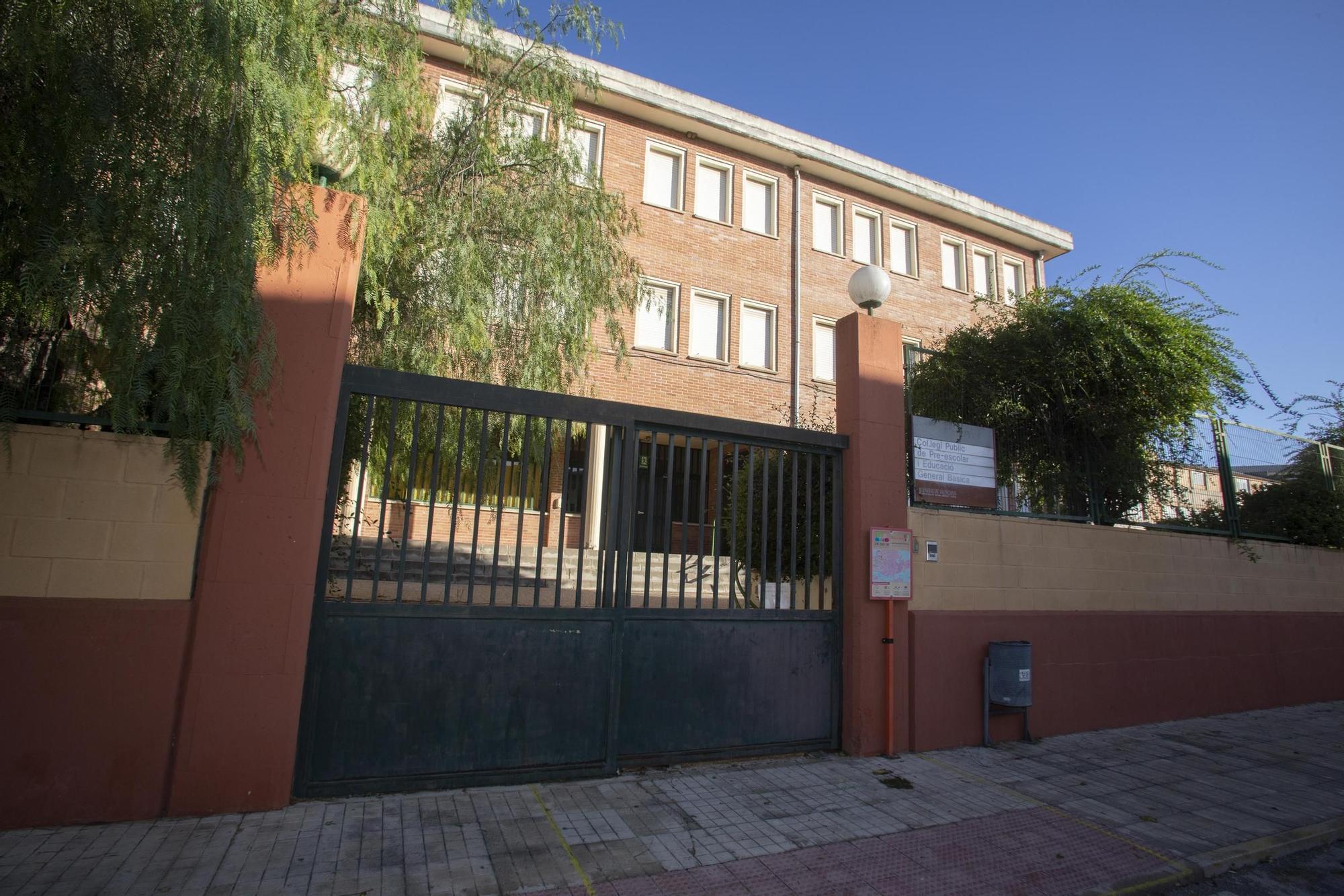 Protesta a las puertas del CEIP Lluís Vives de Bocairent por la paralización de las obras.