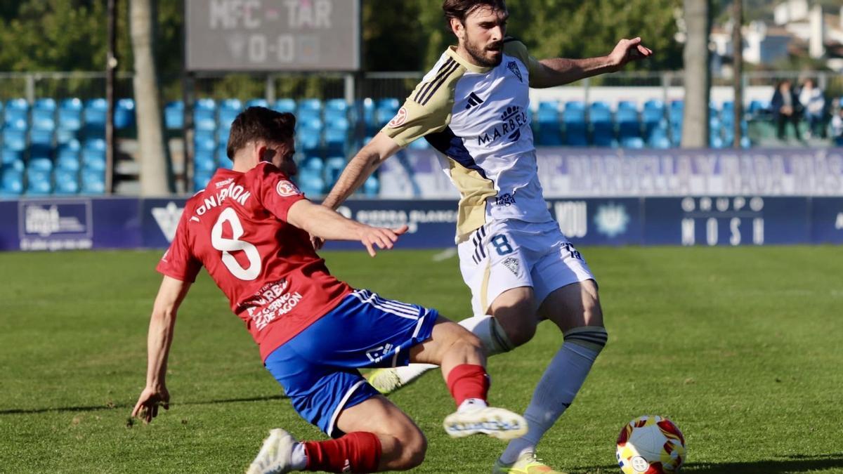 Toni Ramón, del Tarazona, defiende una acción de un jugador de Marbella.