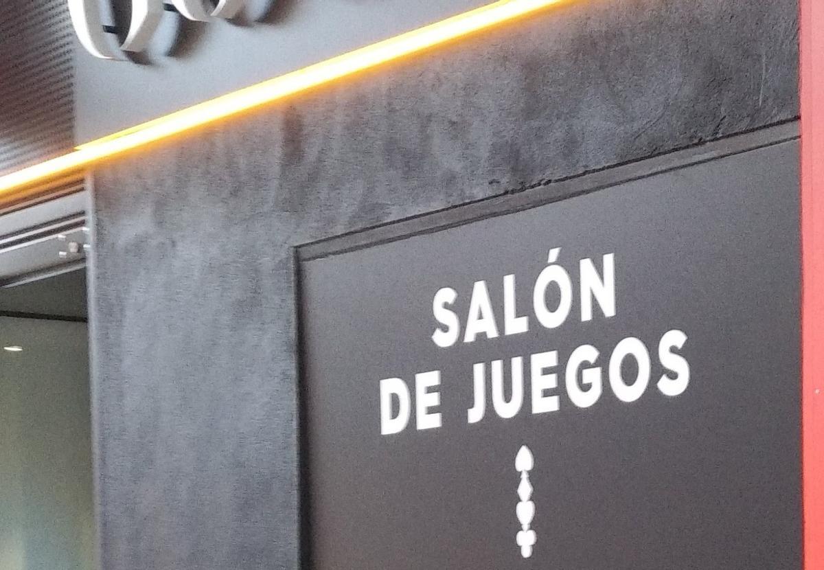 Un salón de juegos.