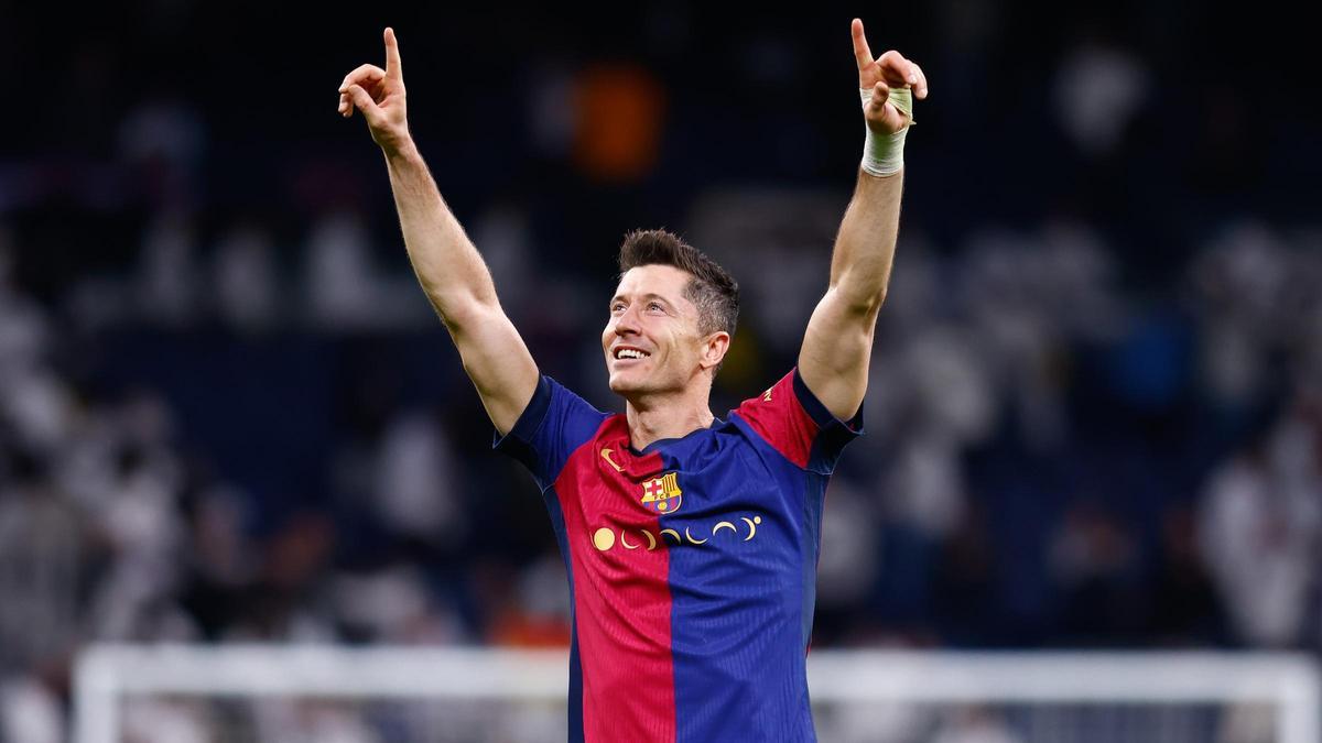 Lewandowski, Bernabéu klasiğinde Madrid'e karşı attığı iki golden birini kutluyor.