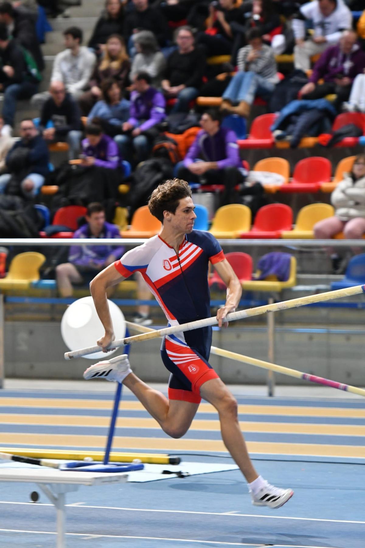 El santfruitosenc Martí Serra va donar vuit punts a l'Avinent en l'alçada