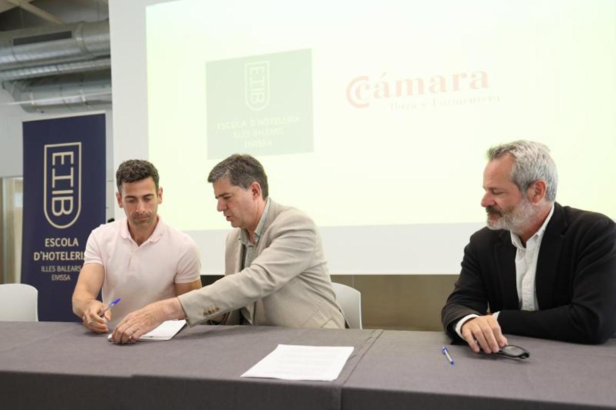 Todas las imágenes de la firma del convenio de la Escuela de Hostelería, el Govern y empresas hoteleras Todas las imágenes de la firma del convenio de la Escuela de Hostelería, el Govern y empresas hoteleras