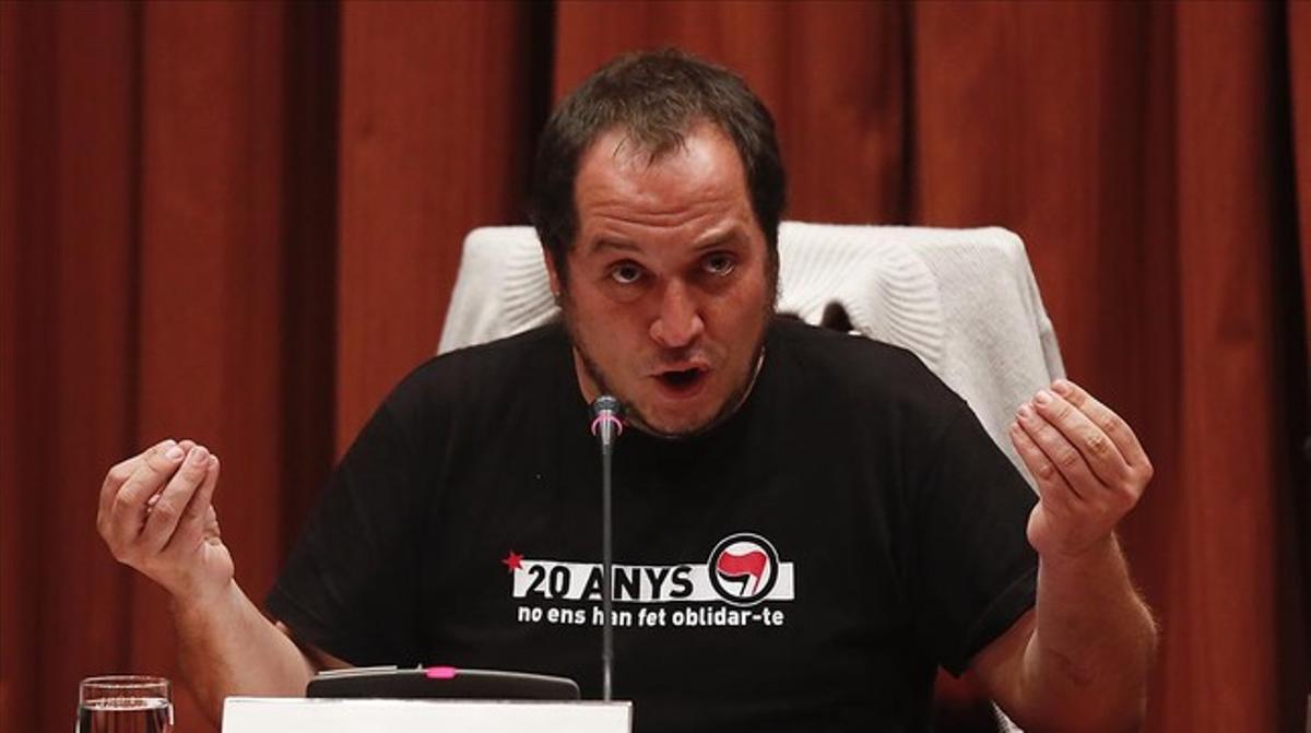 David Fernàndez, el 13 de abril, en la ’comisión Pujol’, con una camiseta en recuerdo de Guillem Agulló, el joven antifascista asesinado en 1994.