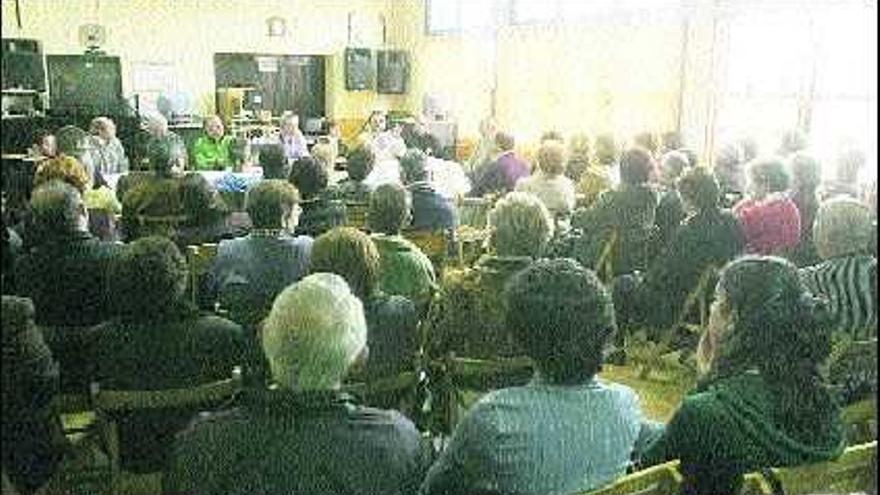 Asamblea vecinal celebrada ayer en Cardo.