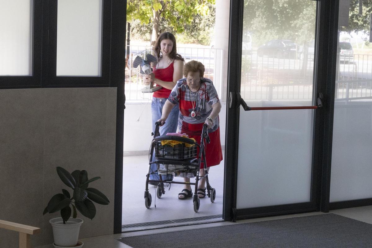 Así ha sido el traslado de los usuarios a la nueva residencia la  Beneficencia de Ontinyent
