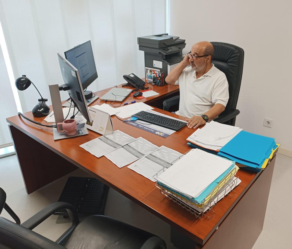 El forense Julio Jiménez, responsable del Imelga en Ourense, en su despacho.