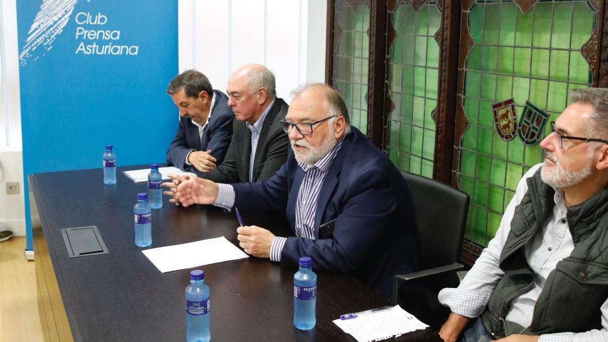 Por la izquierda, Alejandro Criado, Ignacio Alonso, Ramón Canal y Alberto Martínez-Villa, durante el Conceyu Abiertu celebrado ayer en el salón de plenos del Ayuntamiento de Ribadesella. | Ángel González