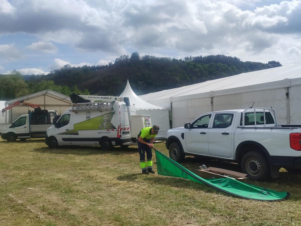 Cornellana, en Salas, se prepara para la Feria del Salmón y la subasta del campanu de Asturias