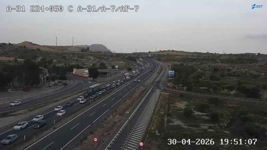 Un accidente colapsa la A-31 entre Novelda y Monforte del Cid: retenciones kilométricas y un carril cortado