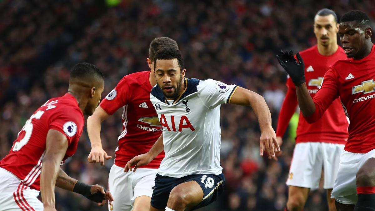 Mousa Dembélé, rodeado de futbolistas del Manchester United