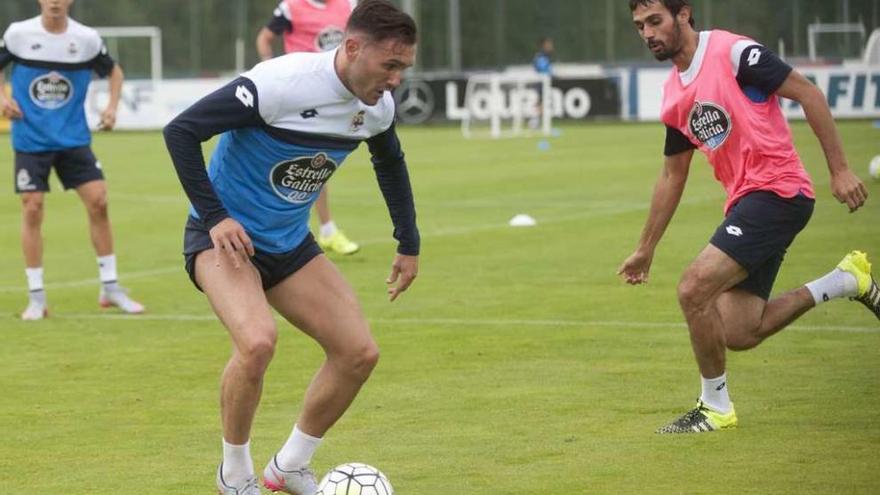 Lucas protege el balón en presencia de Arribas (derecha), ayer en la ciudad deportiva.