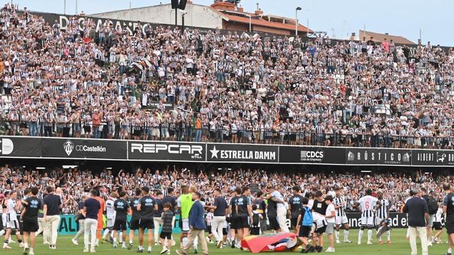 CD Castellón | Un espontáneo salta al césped del SkyFi Castalia, huye a toda velocidad y acaba ‘cazado’ en un final inesperado